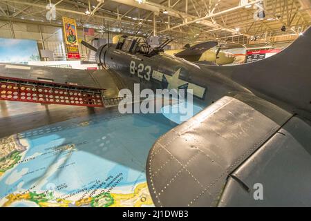 Honolulu, Oahu, Hawaii, USA - August 2016: US-Luftwaffe Douglas SBD Dauntless Dive Bomber von 1940 im Hangar 37 der Stockfoto