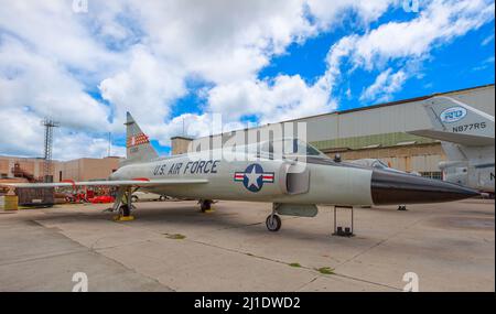 Honolulu, Oahu, Hawaii, Vereinigte Staaten - August 2016: Das amerikanische Luftwaffenflugzeug Convair F-102A Delta Dagger Interceptor von 1950s in Raytheon Stockfoto