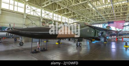 Honolulu, Oahu, Hawaii, Vereinigte Staaten - August 2016: Doppelstrahlmotor General Dynamics F-111 Aardvark von 1960s. Im Hangar 79 des Pearl Harbor Stockfoto