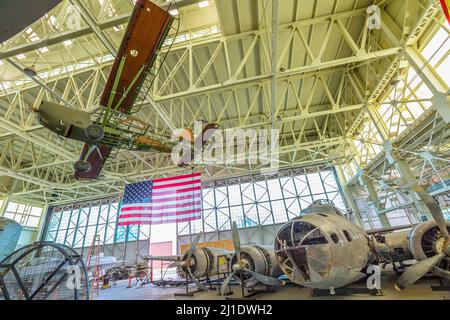 Honolulu, Hawaii, USA - August 2016: hangar Pearl Harbor Museum mit Boeing B-17E Flying Fortress Bomber von 1941 mit amerikanischer Flagge Stockfoto