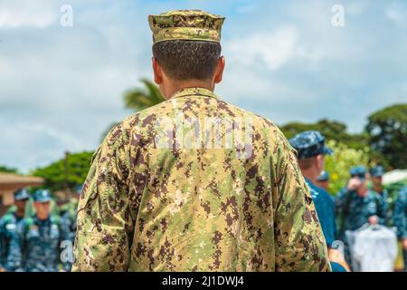 Honolulu, Hawaii, USA - 2016. August: Navy Chief in Tarnuniform der US Navy USS Missouri CPO Legacy Academy. In Battleship Stockfoto