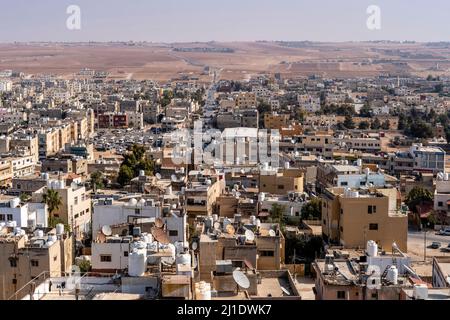 Die Skyline der Stadt Madaba, Gouvernement Madaba, Jordanien. Stockfoto