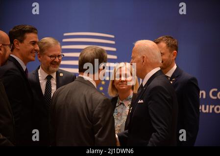 Brüssel, Belgien. 24. März 2022. Der Präsident des Europäischen Rates Charles Michel, der spanische Premierminister Pedro Sanchez, der tschechische Premierminister Petr Fiala, die schwedische Premierministerin Magdalena Andresson, der US-Präsident Joe Biden und der slowakische Premierminister Eduard Heger nehmen am Donnerstag, dem 24. März 2022, am EU-Gipfel in Brüssel, Belgien, Teil. Kredit: Petr Kupec/CTK Foto/Alamy Live Nachrichten Stockfoto