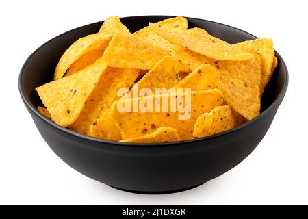 Tortilla Chips in einer schwarzen Keramikschale isoliert auf weiß. Stockfoto