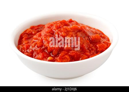 Ajvar in einer weißen Keramikschale isoliert auf weiß. Stockfoto