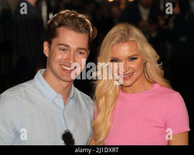 London, Großbritannien, 24.. März 2022, die professionelle Tänzerin AJ Pritchard und seine Freundin Abbie Quinnen besuchen die Wicked Media Night im Apollo Victoria Theatre Stockfoto