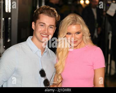 London, Großbritannien, 24.. März 2022, die professionelle Tänzerin AJ Pritchard und seine Freundin Abbie Quinnen besuchen die Wicked Media Night im Apollo Victoria Theatre Stockfoto