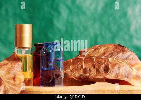 Parfüm und kosmetische Flüssigkeiten auf dem dekorativen Ladendisplay. Schönheit und Mode Hintergründe Stockfoto