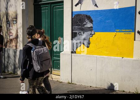 Paris (75) 13e arrdt. Quartier de la Butte aux Cailles. Sur un mur de la rue de la Butte aux Cailles, une peinture murale de l'artiste Demoiselle MM, Stockfoto