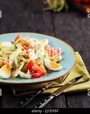 Nahaufnahme von frischem caesar-Salat mit Garnelen Stockfoto