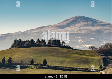 Blick auf den schneebedeckten Monte Amiata aus dem Monticchiello-Gebiet, Siena, Italien Stockfoto