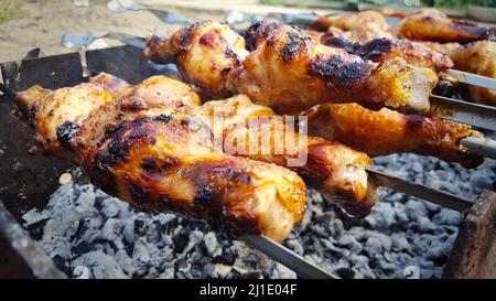 Nahaufnahme von gegrilltem Hähnchenfleisch, gebratenes Hähnchenfleisch auf Spieße auf dem Grill. Stockfoto