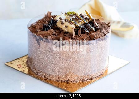 Festlicher Schokoladenkuchen auf weißem Hintergrund. Nahaufnahme Stockfoto