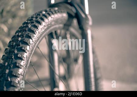 Schwarzer Gummireifen mit großen Knöpfen von einem Mountainbike aus nächster Nähe Stockfoto