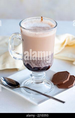 Hausgemachtes heißes Schokoladengetränk auf weißem Hintergrund. Nahaufnahme Stockfoto
