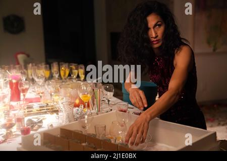 ELODIE YUNG in THE CLEANING LADY (2022), Regie: JON AMIEL. Kredit: Fox Entertainment / Warner Bros. Television / Album Stockfoto