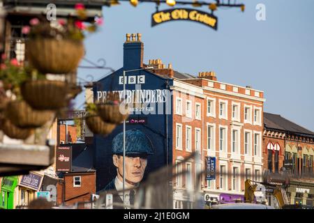 Ein Wandgemälde an der Seite eines Gebäudes in Birmingham, um die letzte Serie des BBC-Dramas Peaky Blinders zu promoten. Peaky Blinders ist eine britische Gangster-Drama-Fernsehserie, die von Steven Knight erstellt wurde. Es spielt in Birmingham, England, und verfolgt die Heldentaten der Bande Peaky Schlinders in der direkten Folge des Ersten Weltkriegs. Die fiktive Bande basiert lose auf einer echten städtischen Jugendbande gleichen Namens, die von den 1890s bis 1910s in der Stadt aktiv war. Quelle: Windmill Images/ Alamy News Stockfoto