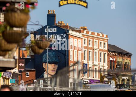 Ein Wandgemälde an der Seite eines Gebäudes in Birmingham, um die letzte Serie des BBC-Dramas Peaky Blinders zu promoten. Peaky Blinders ist eine britische Gangster-Drama-Fernsehserie, die von Steven Knight erstellt wurde. Es spielt in Birmingham, England, und verfolgt die Heldentaten der Bande Peaky Schlinders in der direkten Folge des Ersten Weltkriegs. Die fiktive Bande basiert lose auf einer echten städtischen Jugendbande gleichen Namens, die von den 1890s bis 1910s in der Stadt aktiv war. Quelle: Windmill Images/ Alamy News Stockfoto