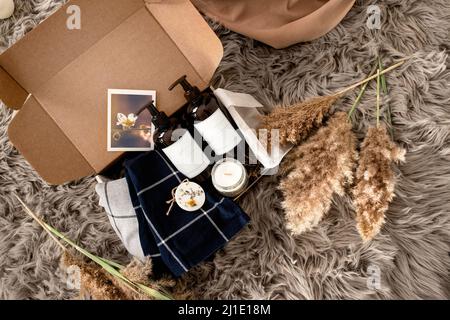 Draufsicht auf die Geschenkschachtel. Spa- und Entspannungsgeschenk für ein Paar mit Kopierplatz. Stockfoto