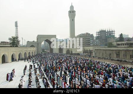 25. März 2022, Dhaka, Dhaka, Bangladesch: Zehntausende muslimische Anhänger beten in der Baitul-Mukarram-Nationalmoschee in Dhaka, Bangladesch, zum Jummah-Gebet. Rund 10.000-15.000 Menschen besuchten die Moschee für ihre wöchentlichen Gebete. Die Nationalmoschee von Bangladesch, die als Baitul Mukarram oder das Heilige Haus auf Englisch bekannt ist, ist eine der 10 größten Moscheen der Welt und kann bis zu 40.000 Personen fassen, auch im Freien. Die Moschee hat mehrere moderne architektonische Merkmale, während zur gleichen Zeit bewahrt sie die traditionellen Prinzipien der Mogularchitektur, die seit einiger Zeit hat Stockfoto