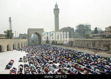 25. März 2022, Dhaka, Dhaka, Bangladesch: Zehntausende muslimische Anhänger beten in der Baitul-Mukarram-Nationalmoschee in Dhaka, Bangladesch, zum Jummah-Gebet. Rund 10.000-15.000 Menschen besuchten die Moschee für ihre wöchentlichen Gebete. Die Nationalmoschee von Bangladesch, die als Baitul Mukarram oder das Heilige Haus auf Englisch bekannt ist, ist eine der 10 größten Moscheen der Welt und kann bis zu 40.000 Personen fassen, auch im Freien. Die Moschee hat mehrere moderne architektonische Merkmale, während zur gleichen Zeit bewahrt sie die traditionellen Prinzipien der Mogularchitektur, die seit einiger Zeit hat Stockfoto