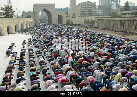 25. März 2022, Dhaka, Dhaka, Bangladesch: Zehntausende muslimische Anhänger beten in der Baitul-Mukarram-Nationalmoschee in Dhaka, Bangladesch, zum Jummah-Gebet. Rund 10.000-15.000 Menschen besuchten die Moschee für ihre wöchentlichen Gebete. Die Nationalmoschee von Bangladesch, die als Baitul Mukarram oder das Heilige Haus auf Englisch bekannt ist, ist eine der 10 größten Moscheen der Welt und kann bis zu 40.000 Personen fassen, auch im Freien. Die Moschee hat mehrere moderne architektonische Merkmale, während zur gleichen Zeit bewahrt sie die traditionellen Prinzipien der Mogularchitektur, die seit einiger Zeit hat Stockfoto