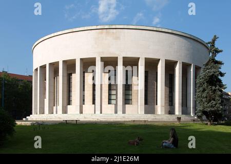 25.05.2016, Kroatien, Zagreb, Zagreb - Haus kroatischer bildender Künstler im runden Mestrovic Pavillon, Opfer des Faschismus-Platzes. 00A160525D008CAROEX Stockfoto