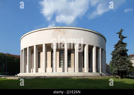 25.05.2016, Kroatien, Zagreb, Zagreb - Haus kroatischer bildender Künstler im runden Mestrovic Pavillon, Opfer des Faschismus-Platzes. 00A160525D006CAROEX Stockfoto