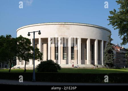 25.05.2016, Kroatien, Zagreb, Zagreb - Haus kroatischer bildender Künstler im runden Mestrovic Pavillon, Opfer des Faschismus-Platzes. 00A160525D001CAROEX Stockfoto