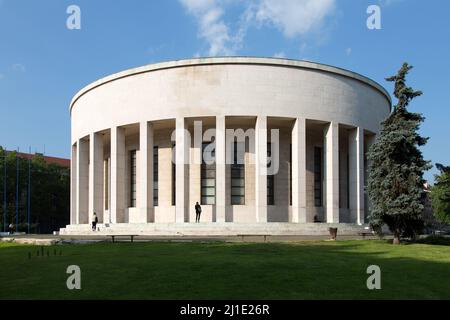 25.05.2016, Kroatien, Zagreb, Zagreb - Haus kroatischer bildender Künstler im runden Mestrovic Pavillon, Opfer des Faschismus-Platzes. 00A160525D010CAROEX Stockfoto