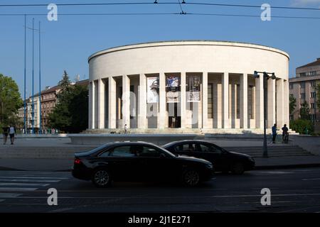 25.05.2016, Kroatien, Zagreb, Zagreb - Haus kroatischer bildender Künstler im runden Mestrovic Pavillon, Opfer des Faschismus-Platzes. 00A160525D016CAROEX Stockfoto