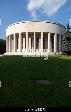 25.05.2016, Kroatien, Zagreb, Zagreb - Haus kroatischer bildender Künstler im runden Mestrovic Pavillon, Opfer des Faschismus-Platzes. 00A160525D012CAROEX Stockfoto