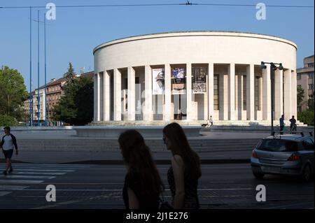 25.05.2016, Kroatien, Zagreb, Zagreb - Haus der kroatischen Künstler im runden Mestrovic Pavillon, Opfer des Faschismus-Platzes. 00A160525D020CAROEX.JPG [M Stockfoto