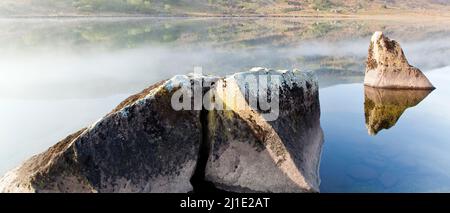 Felsen in Llyn Mymbyr Capel Curig Snowdonia National Park Gwynedd North Wales Großbritannien, Spätherb. Stockfoto