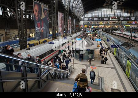 17.12.2021, Deutschland, Hamburg, Hamburg - Überblick über den Hamburger Hauptbahnhof. 00A211217D029CAROEX.JPG [MODEL RELEASE: NO, PROPERTY RELEASE: NO (C) CARO Stockfoto