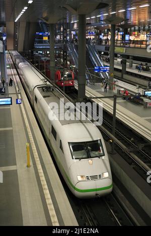 22.01.2022, Deutschland, Berlin, Berlin - ICE-Zug im Berliner Hauptbahnhof (niedrig). 00A220122D026CAROEX.JPG [MODEL RELEASE: NO, PROPERTY RELEASE: NO (C) CAR Stockfoto