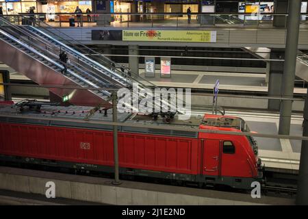 22.01.2022, Deutschland, Berlin, Berlin - Lokomotive im Berliner Hauptbahnhof (niedrig). 00A220122D012CAROEX.JPG [MODEL RELEASE: NO, PROPERTY RELEASE: NO (C) CA. Stockfoto