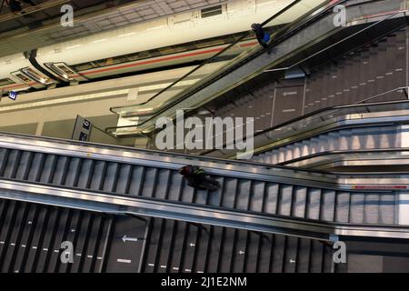 22.01.2022, Deutschland, Berlin, Berlin - Blick auf die Rolltreppe auf die untere Ebene im Berliner Hauptbahnhof (niedrig). 00A220122D087CAROEX.JPG [MODELLVERSION: NEIN, P Stockfoto