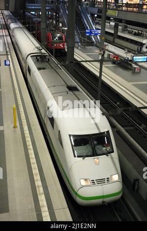 22.01.2022, Deutschland, Berlin, Berlin - ICE in Berlin Hauptbahnhof (Low) fährt ab. 00A220122D032CAROEX.JPG [MODELLVERSION: NICHT ZUTREFFEND, EIGENTUM RELEA Stockfoto