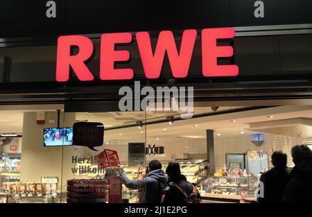 22.01.2022, Deutschland, Berlin, Berlin - Rewe Supermarkt im Berliner Hauptbahnhof. 00A220122D018CAROEX.JPG [MODEL RELEASE: NO, PROPERTY RELEASE: NO (C) CA. Stockfoto