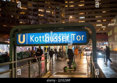 26.01.2022, Deutschland, Berlin, Berlin - Kottbusser Tor, zentraler Punkt mit Verkehrskreis im Bezirk Kreuzberg, Eingang zur U-Bahn. 00A220126D8 Stockfoto