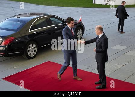 09.03.2022, Deutschland, Berlin, Berlin - Bundeskanzler Olaf Scholz begrüßt den kanadischen Premierminister Justin Trudeau auf dem roten Teppich beim Bundeskanzler-Off Stockfoto