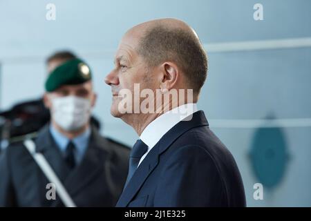 09.03.2022, Deutschland, Berlin, Berlin - Bundeskanzler Olaf Scholz im Ehrenhof des Bundeskanzleramtes kurz vor der Begrüßung eines Staatsgastes. Stockfoto