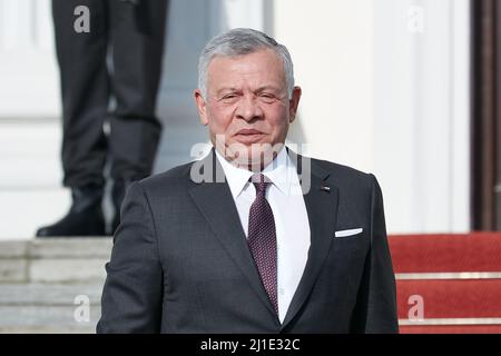 15.03.2022, Deutschland, Berlin, Berlin - Abdullah II. Bin Al-Hussein, König des Haschemitischen Königreichs Jordanien vor dem Bellevue-Palast. 00R220315D008CA Stockfoto