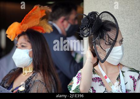 27.03.2021, Vereinigte Arabische Emirate, , Dubai - Frauen mit Hut mit Mund-Nase-Schutz. 00S210327D216CAROEX.JPG [MODELLVERSION: NEIN, EIGENTUMSFREIGABE Stockfoto