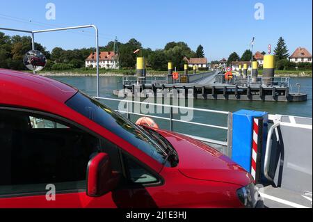 02.09.2021, Frankreich, Bas-Rhin, Seltz - Auto auf der Rheinfähre vor der Landestelle. 00S210902D271CAROEX.JPG [MODEL RELEASE: NO, PROPERTY RELEA Stockfoto