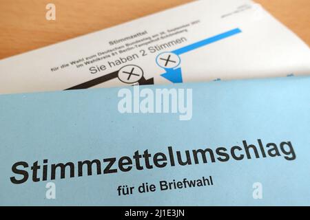 12.09.2021, Deutschland, , Berlin - Stimmzettel und Briefumschlag für eine Briefwahl. 00S210912D387CAROEX.JPG [MODEL RELEASE: NO, PROPERTY RELEASE: NO (C) CARO Stockfoto