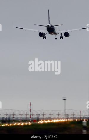 18.09.2021, Deutschland, Brandenburg, Schönefeld - Lufthansa-Flugzeug nähert sich dem BER. 00S210918D442CAROEX.JPG [MODELLVERSION: NEIN, EIGENTUMSFREIGABE: Stockfoto