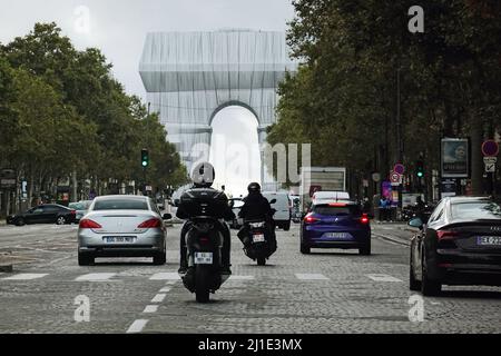 02.10.2021, Frankreich, , Paris - der umhüllte Arc de Triomphe. Die Idee, die 1962 von den Künstlern Christo und Jeanne-Claude geboren wurde, ist nun posthum Stockfoto