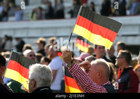 03.10.2021, Deutschland, Brandenburg, Hoppegarten - Mann mit Nationalflagge am Tag der Deutschen Einheit. 00S211003D533CAROEX.JPG [MODELLVERSION: NEIN, EIGENTUM Stockfoto